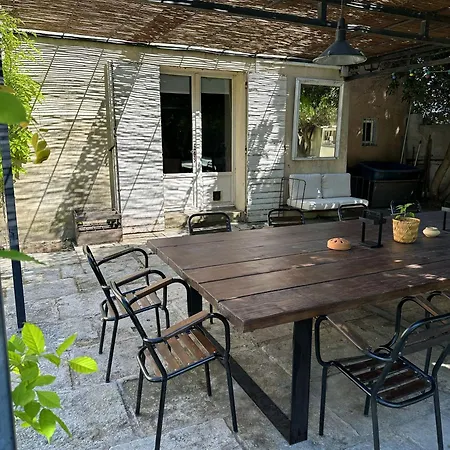 Holiday home Grand Mas Provencal, 5 Chambres, Jardin, Piscine & Calme Absolu A 5 Min D'arles Fourques (Gard)