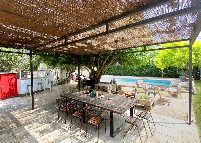 Grande Maison, 5 Chambres, Piscine à 5 Min D'arles Fourques (Gard)